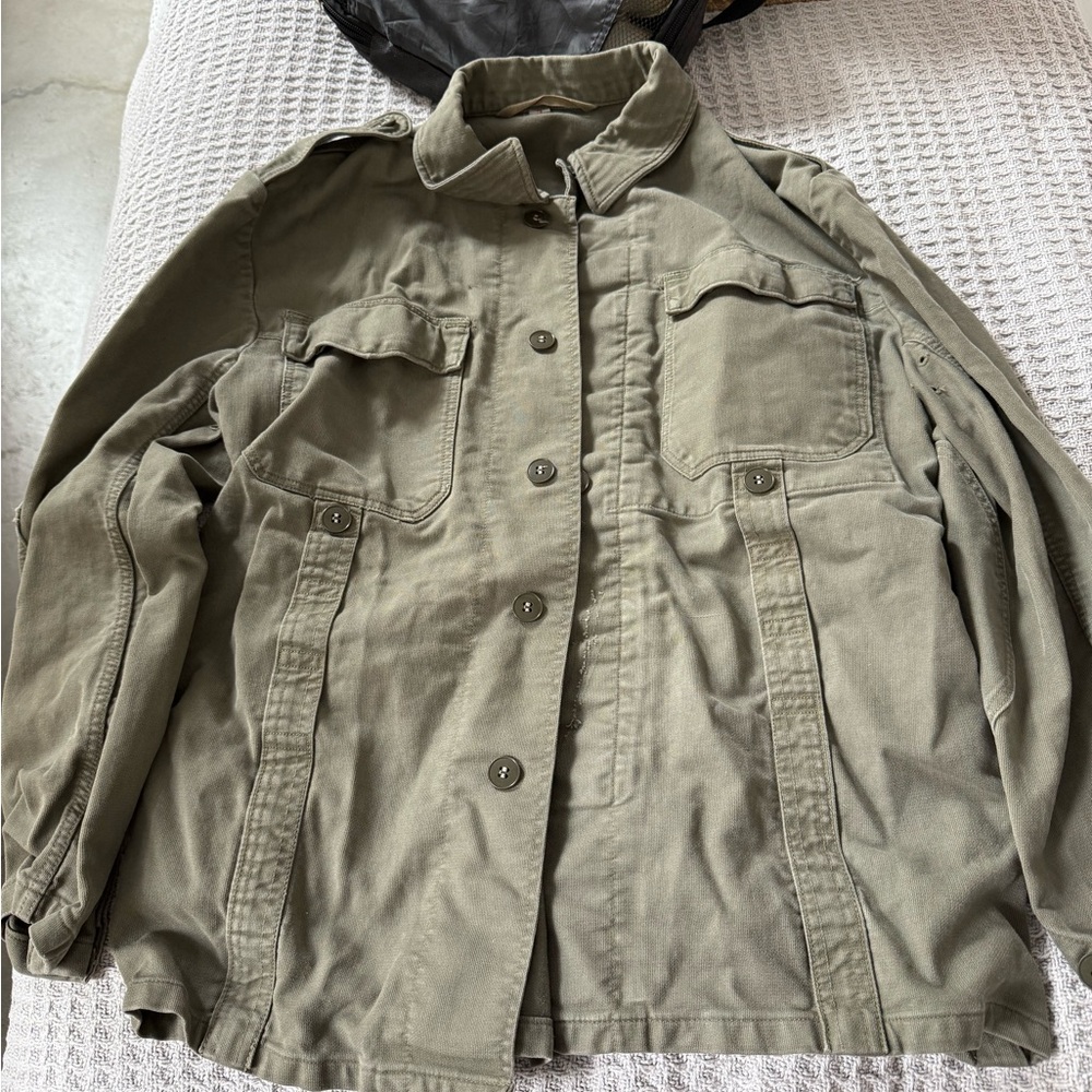 Green Utility Jacket with Collared Neckline and Sturdy Material